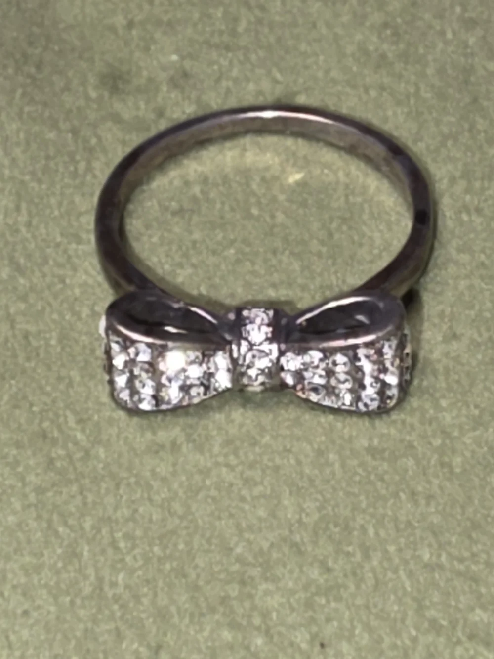 925 Sterling Size 8 Source Unknown Silver Bow Ring with Clear Crystals